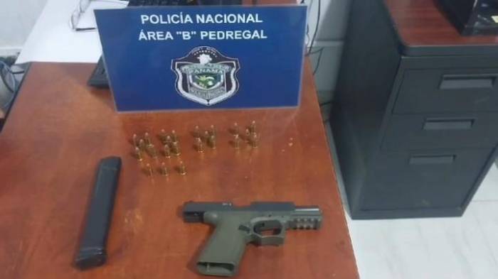 Portaba un arma sin permiso escondida en un bolso