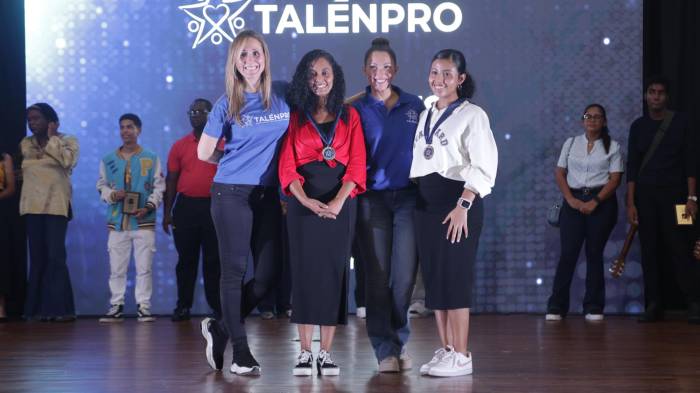 Jóvenes muestran su creatividad a través de TalenPro Zona Este