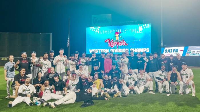 El equipo celebrando su campeonato, tras el partido.