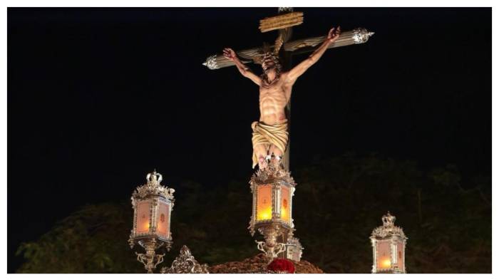 El Viernes de Dolores, cuando el Casco Antiguo se llenó de recogimiento con la procesión de la Virgen Dolorosa.