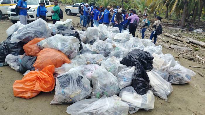 Según MiAmbiente, fueron recolectadas 2,460 libras de desechos.