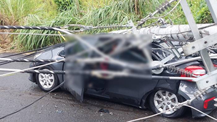 Poste cae sobre auto y hiere a dos mujeres