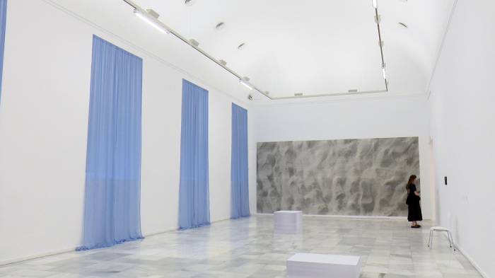 El Reina Sofía presenta la ‘Dulce venganza’ de Gonzalez-Torres, que aúna levedad y fuerza política