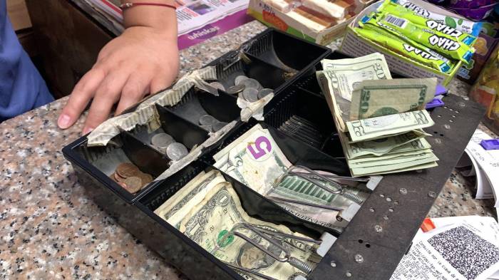 Las autoridades detectaron dinero en efectivo, impresoras y teléfonos celulares.