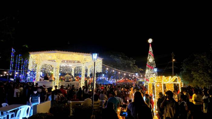Penonomé encendió su alumbrado navideño con el espectáculo “Los sueños de Santa”.