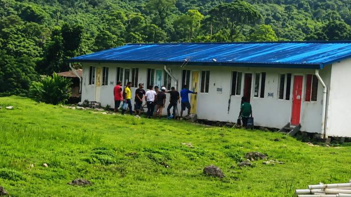 Docentes del Centro Educativo Coronte están desesperados y piden ayuda; temen por la vida de su compañero.