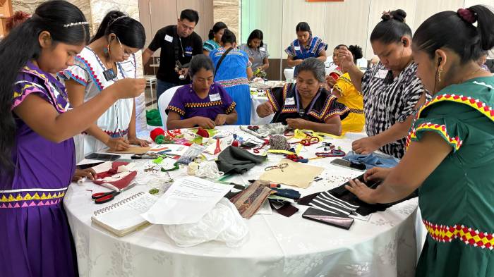 Las artesanas ngäbe-buglé recibieron formación en diseño contemporáneo sin perder la esencia de sus tradiciones.