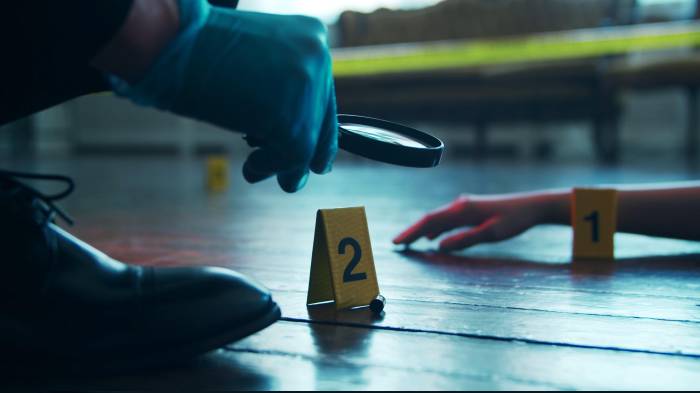 Vivían con todas las comodidades en una vivienda vaulada en más de 2.7 millones de dólares, allí encontraron los dos cuerpos. Sus vecinos no han podido dormir por la tragedia.