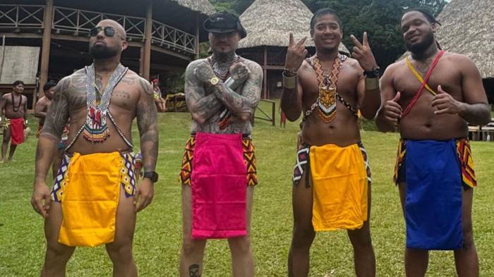 Farruko y K4G se empapan de la cultura Emberá. El boricua probó el cepo