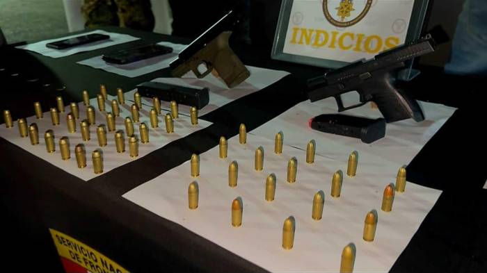 Armas y municiones decomisadas por las autoridades tras el operativo.