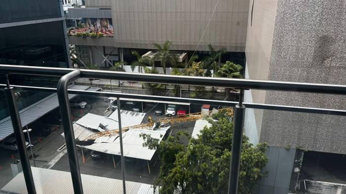 Parte de la grúa colgaba del edificio en construcción tras el colapso ocurrido cerca de Calle 50.