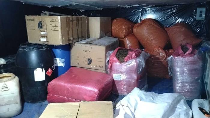 La fachada de una residencia ocultaba presuntamente un taller clandestino de puros.