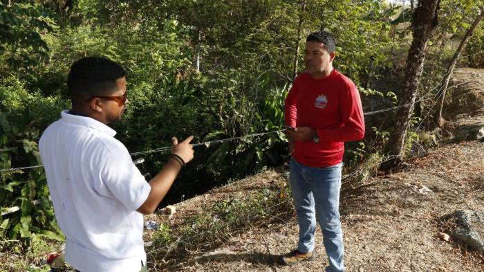 Durante la inspección, las autoridades indicaron que no se detectaron olores molestos ni alteraciones visibles graves en el agua.