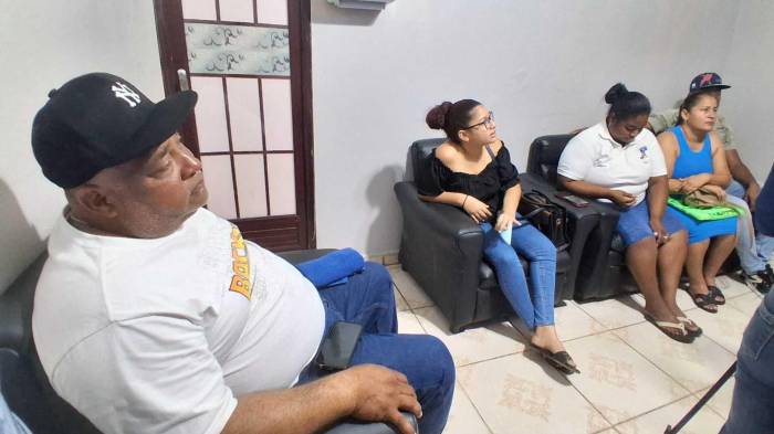 Familiares de los privados de libertad fallecidos durante el motín en La Joyita exigen una investigación exhaustiva para esclarecer las circunstancias de las muertes.