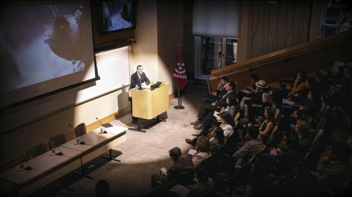 Fotografía tomada el 18 de abril, de Luis Felipe Fernández-Salvador y Campodonico, VI marqués de Lises, en la Universidad de Harvard, durante la presentación de la primera Declaración Universal sobre gobernanza y políticas públicas orientadas a la naturaleza.