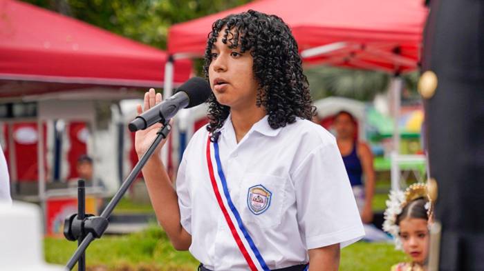 La estudiante Paola Nicole Vargas Pinto, del C.E.B.G. Bilingüe Nicanor Villalaz, realiza el Juramento a la Bandera.