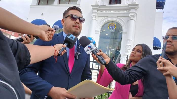 Samaniego acudió acompañado por miembros del Comité en Defensa de la Cuenca 146.