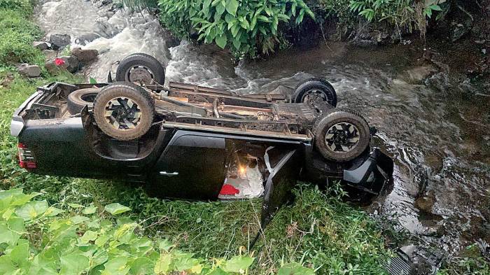 El pick-up terminó en una quebrada en Chiriquí.