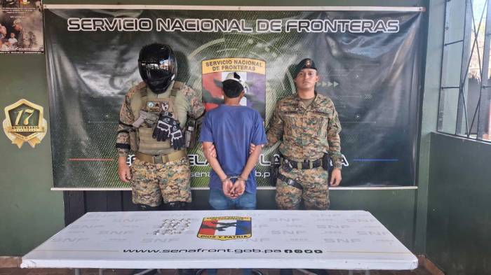 Un ciudadano es aprehendido en Puente Blanco, Guabito, provincia de Bocas del Toro, luego de que unidades del SENAFRONT hallaran casi dos docenas de envoltorios con presunta droga.