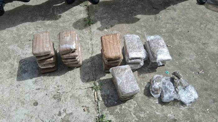 Treinta paquetes de presunta sustancia ilícita fueron decomisados.