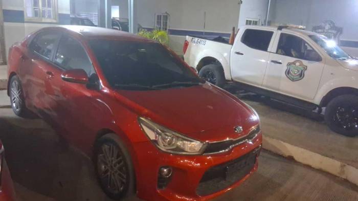 Vehículo retenido en el que se movilizaban los sospechosos.