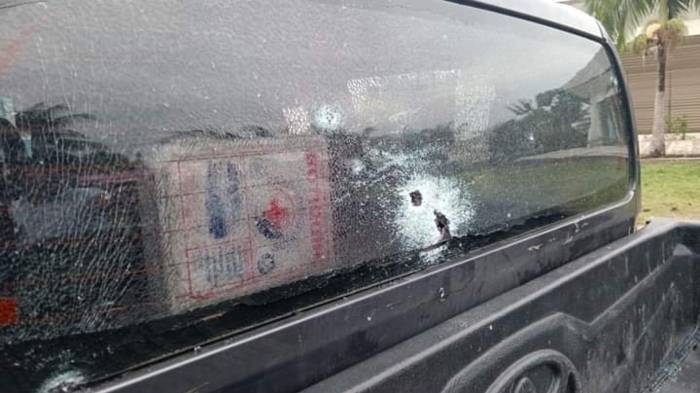 Imagen de los disparos contra el vehículo que transportaba el ex presidente Evo Morales, después de un supuesto ataque armado contra del ex mandatario, este domingo en Cochabamba (Bolivia).