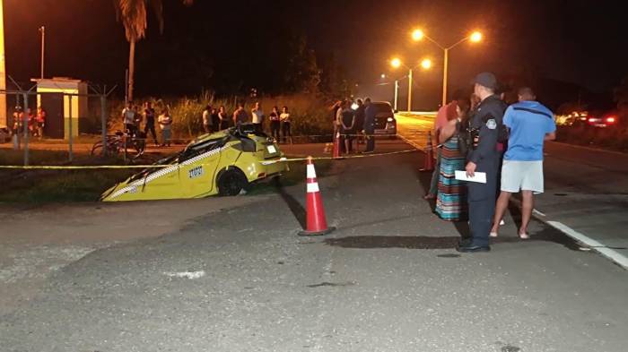 Un taxi quedó destruido en Aguadulce.