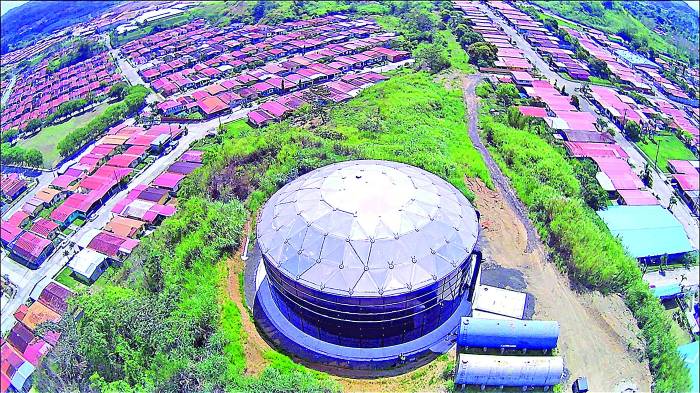 Tanque de acero vitrificado en San Lorenzo.