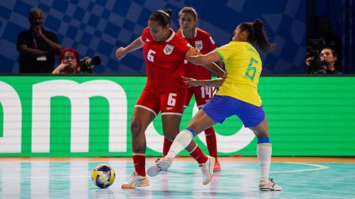 La panameña Ariadna Abadía (i) controla el balón ante la marca de la brasileña Simone.