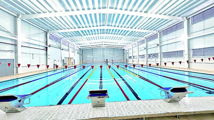 Su centro acuático contiene una piscina olímpica, piscina de calentamiento y graderías para 1,300 personas.