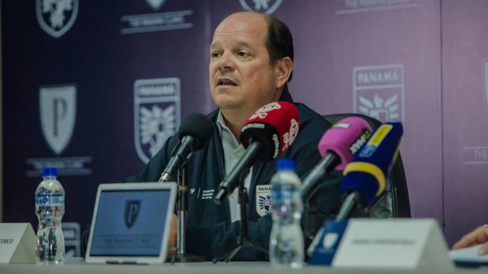 Jugadoras se cuadran con Manuel Arias; piden su reintegro