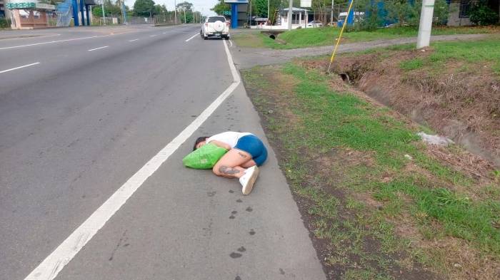 La mujer fue rescatada y llevada a un hospital.