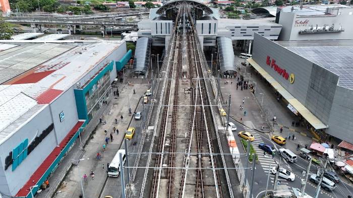 El Metro reitera que está prohibida la venta de bienes y servicios, de forma permanente o ambulatoria, dentro y alrededor de sus instalaciones.