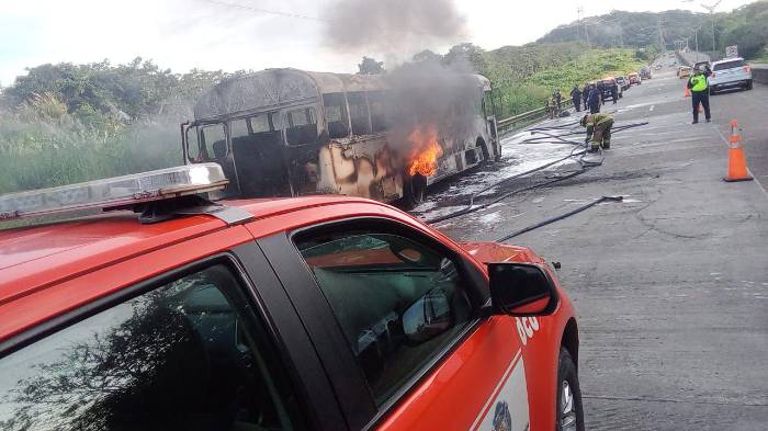 Autobús se incendia en el Corredor Norte