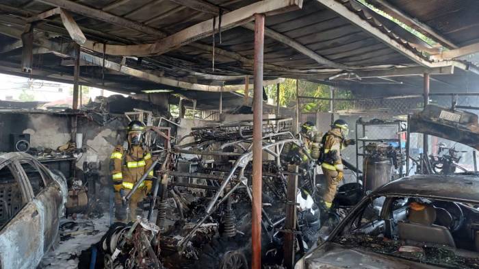 Incendio en taller de mecánica de Parque Lefevre deja al menos seis carros afectados