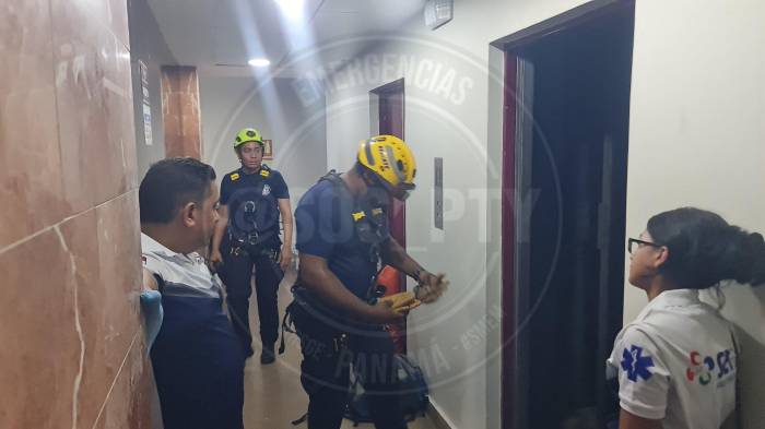 Personal de rescate y paramédicos atienden emergencia por elevador detenido en el edificio de la DGI en Avenida Balboa.