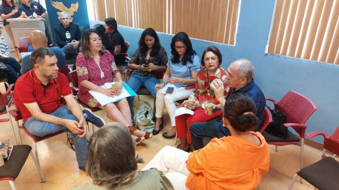 Lectores reunidos en el Encuentro Nacional de Clubes de Lectores de Panamá junto al profesor Rafael Candanedo.