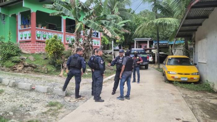 Agentes policiales acudieron a la escena para inspeccionar el vehículo donde fue encontrado el ciudadano alemán amordazado.