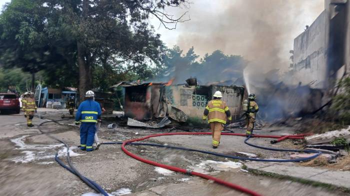Hasta el momento no se han reportado heridos ni víctimas fatales, aunque el siniestro dejó importantes daños materiales.