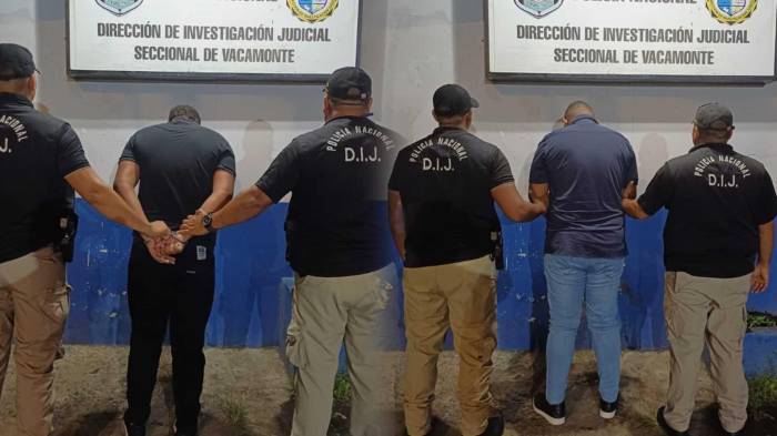 La Policía Nacional y el Ministerio Público durante la aprehensión de dos hermanos por presunta extorsión a comerciantes en Arraiján.
