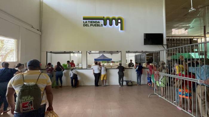 Las tiendas ofrecen productos de la canasta básica a precios accesibles.