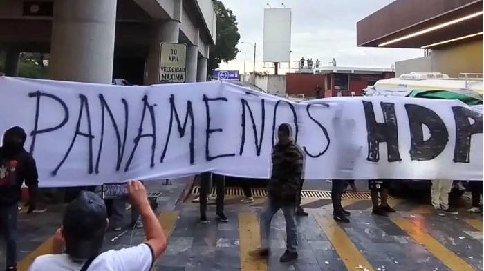 Pancartas, bengalas, gritos... y hasta insultos de parte de la barra chapina a la llegada de Panamá.