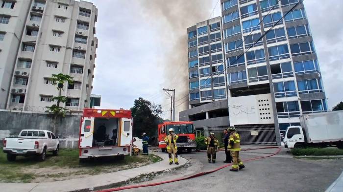 ¡Fuego en Río Abajo! Caserón arde y pone en alerta a vecinos