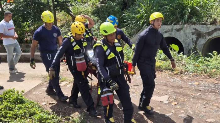 Bomberos atienden a la víctima tras el rescate en el río Caldera, en Boquete.