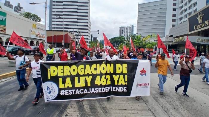 Trabajadores del Suntracs marcharon en la Vía España en rechazo de la Ley 462 de la Caja de Seguro Social.