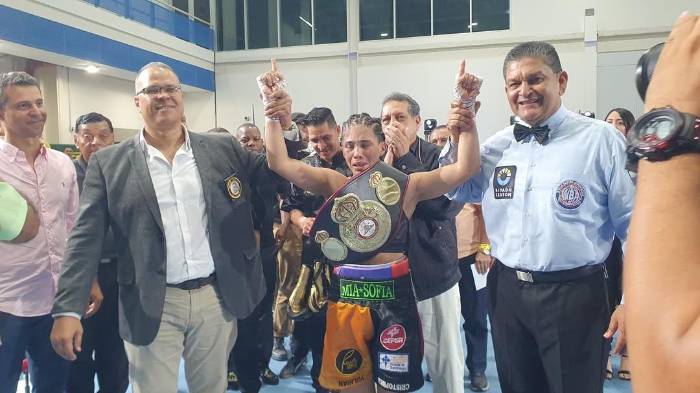 La veragüense luciendo su cinturón.