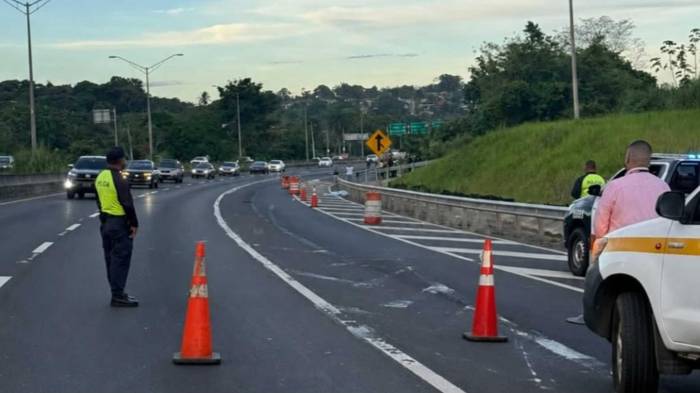 Autoridades realizaron el levantamiento del cadáver en la autopista Arraiján-La Chorrera.