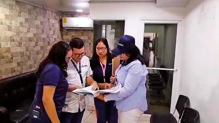 Personal de la Antai inspeccionó la documentación.