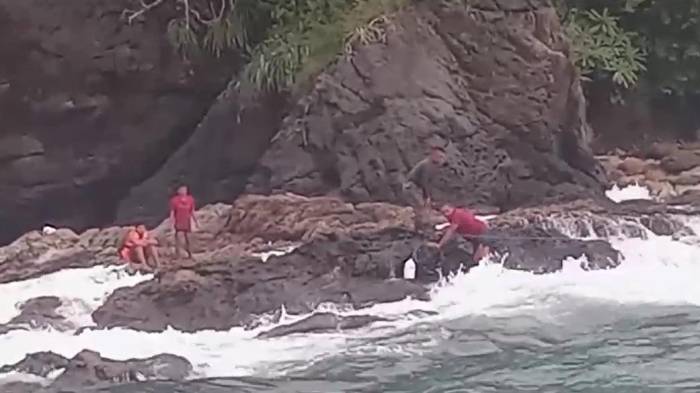 Rescatan a siete personas tras naufragio en Punta Santa Bárbara