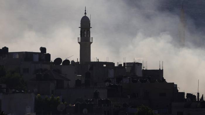 El humo se eleva sobre el campo de refugiados de Jenin durante el sexto día de una operación militar israelí en la ciudad de Jenin, en Cisjordania, el 2 de septiembre de 2024. Según el Ministerio de Salud palestino, al menos 27 palestinos han muerto desde que comenzaron las operaciones militares israelíes el 28 de agosto de 2024 en las ciudades cisjordanas de Tulkarem, Jenin y Tubas.